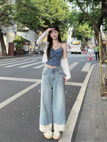 Actual shot ~ Korean floral suspender top, breathable sun protection cardigan, lace splicing jeans fashion suit