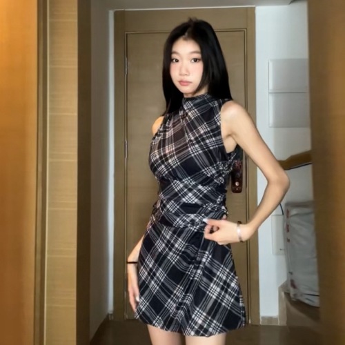 French black plaid sleeveless vest dress for women summer 2024 new temperament hip-hugging short skirt