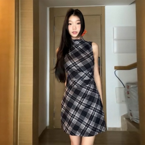 French black plaid sleeveless vest dress for women summer 2024 new temperament hip-hugging short skirt