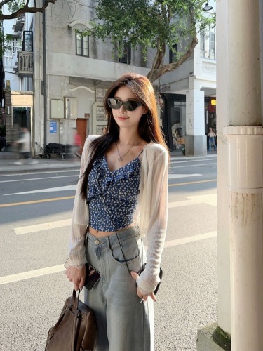 Actual shot ~ Korean floral suspender top, breathable sun protection cardigan, lace splicing jeans fashion suit