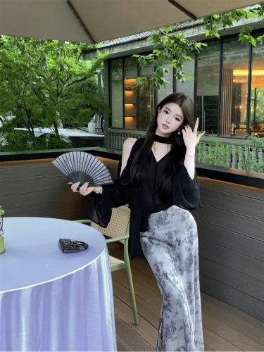 Real shot of commuter high-end temperament casual off-shoulder fashion thin long-sleeved top + lazy drape A-line long skirt