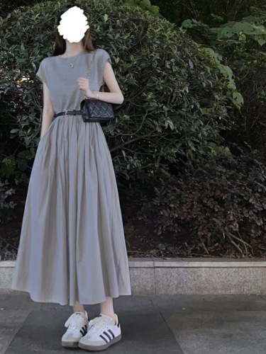 French high-end gray knitted T-shirt dress for women with waisted and drapey short-sleeved long skirt new summer style