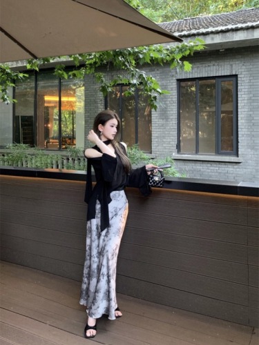 Real shot of commuter high-end temperament casual off-shoulder fashion thin long-sleeved top + lazy drape A-line long skirt