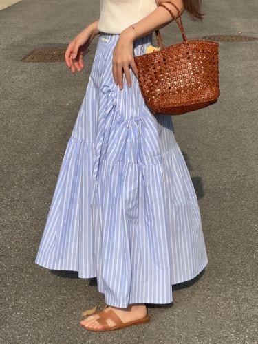 Striped skirt with side pockets and wide hem