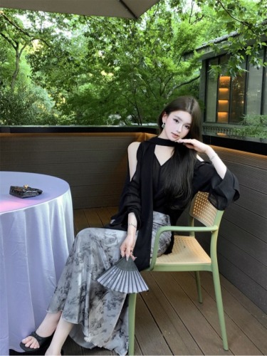 Real shot of commuter high-end temperament casual off-shoulder fashion thin long-sleeved top + lazy drape A-line long skirt