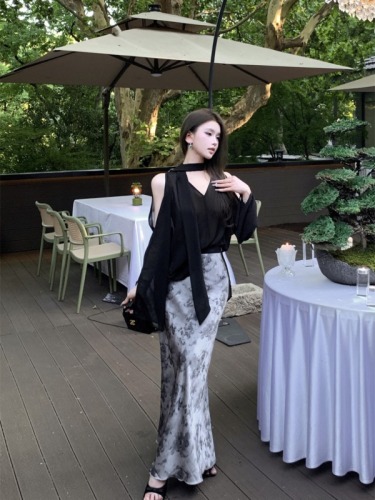 Real shot of commuter high-end temperament casual off-shoulder fashion thin long-sleeved top + lazy drape A-line long skirt