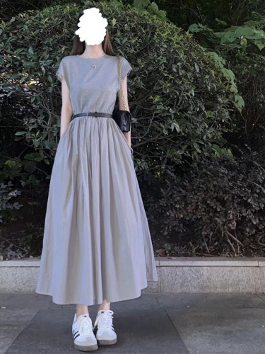 French high-end gray knitted T-shirt dress for women with waisted and drapey short-sleeved long skirt new summer style