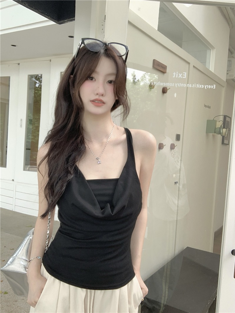 Real shot of chain-decorated swing-neck vest for women in summer, hot girls looking slim and lustful, sleeveless tops for women