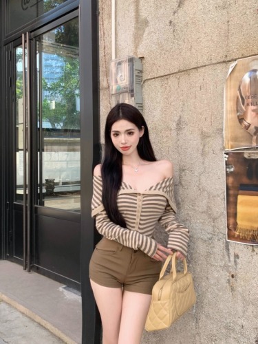 Real shot!  Korean style pure lust style irregular one-shoulder striped long-sleeved T-top women's high-waisted shorts suit