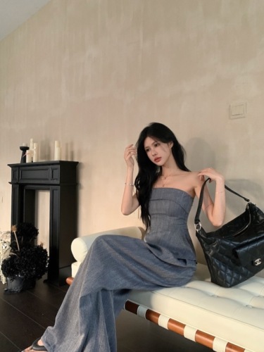 Actual shot of slim-fitting and slim design hot girl's shoulder-wrapped chest + high-waisted casual floor-length wide-leg pants suit