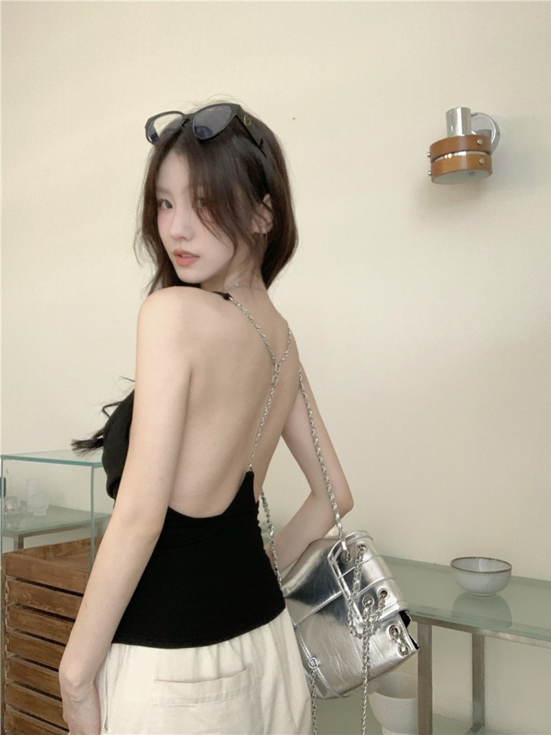 Real shot of chain-decorated swing-neck vest for women in summer, hot girls looking slim and lustful, sleeveless tops for women