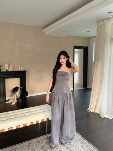 Actual shot of slim-fitting and slim design hot girl's shoulder-wrapped chest + high-waisted casual floor-length wide-leg pants suit