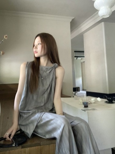 Actual shot of a new set of relaxed summer outfits, a two-piece set of new irregular sleeveless tops and wide-leg pants