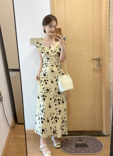 Retro high-end square-neck dress for women in summer with small flying sleeves for tea break, French style, waist-cinching floral skirt, long skirt