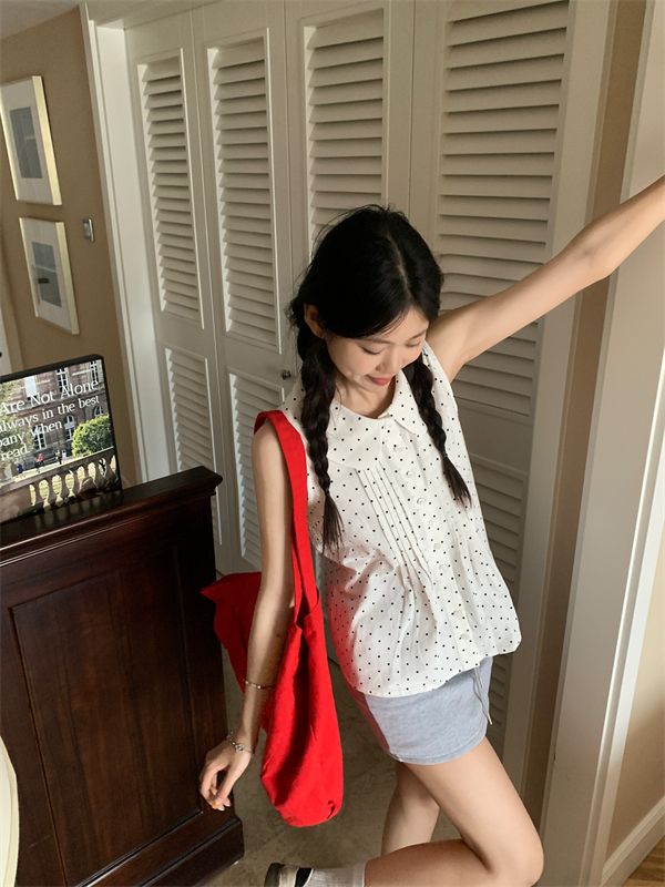 Real shot of polka dot doll collar vest, versatile age-reducing top for women