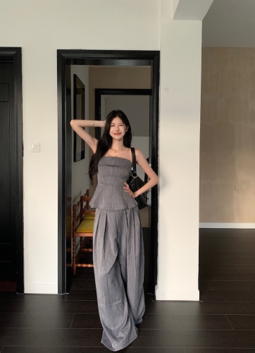 Actual shot of slim-fitting and slim design hot girl's shoulder-wrapped chest + high-waisted casual floor-length wide-leg pants suit