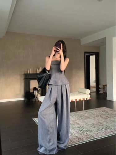 Actual shot of slim-fitting and slim design hot girl's shoulder-wrapped chest + high-waisted casual floor-length wide-leg pants suit