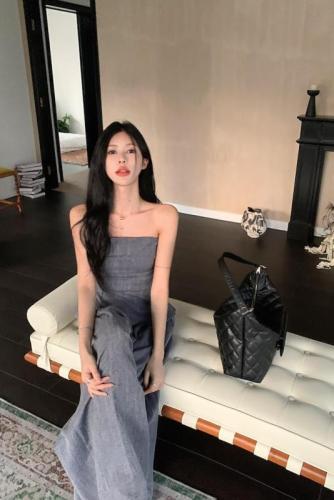 Actual shot of slim-fitting and slim design hot girl's shoulder-wrapped chest + high-waisted casual floor-length wide-leg pants suit