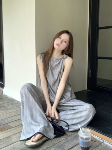 Actual shot of a new set of relaxed summer outfits, a two-piece set of new irregular sleeveless tops and wide-leg pants