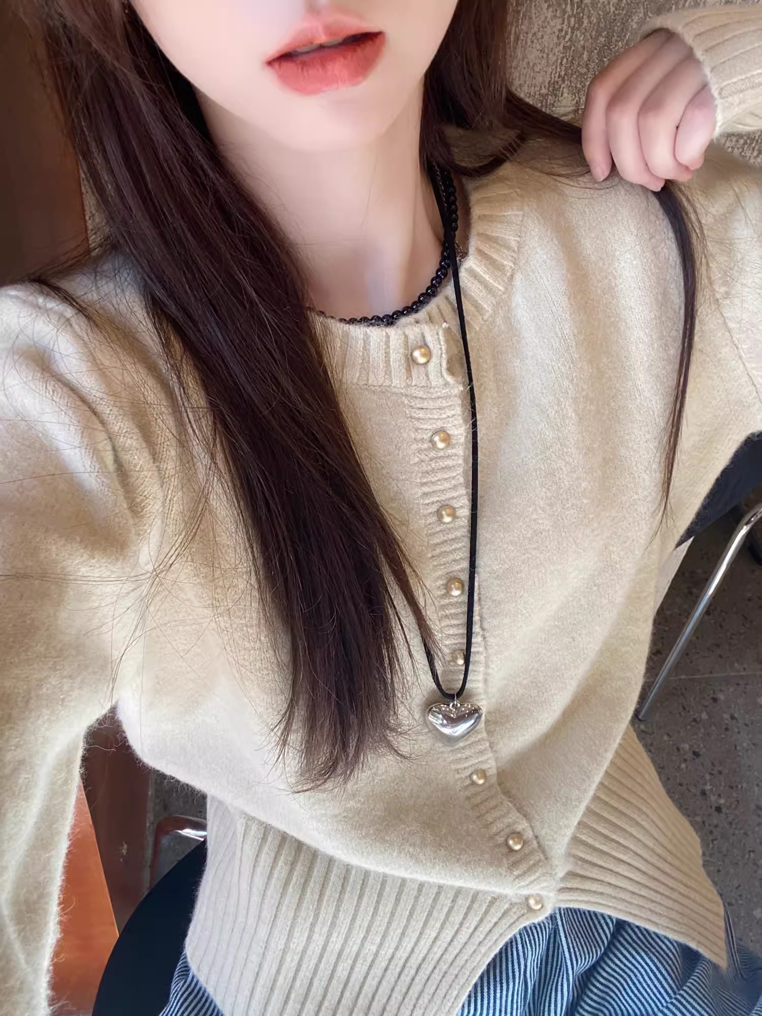 Berry likes you and likes the large customized soft slit versatile sweater cardigan slim short knitted top
