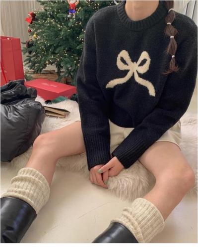 South Korea's Dongdaemun 2024 new autumn and winter fashionable age-reducing bow pattern knitted short long-sleeved round neck sweater