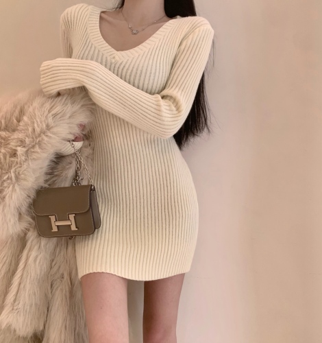 Spring and autumn short knitted dress for women with hip-covering V-neck and slim bottoming sweater for hot girls to look slim