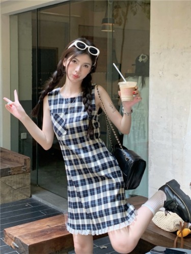 Actual shot of Zhao Lusi’s elegant and cute waist-cinching A-skirt sleeveless dress with the same plaid pattern and two colors