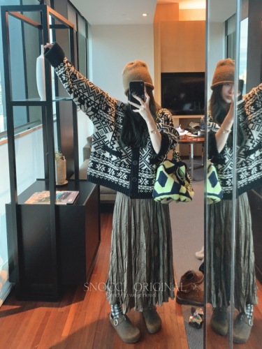 Qian Meixi's original B-defeat difficult-to-stitch big sweater, loose and thickened, lazy and casual black and white knitted jacket