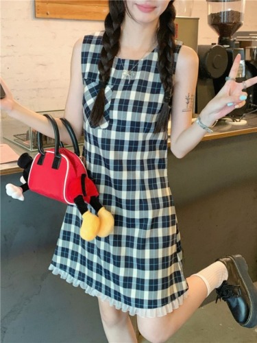 Actual shot of Zhao Lusi’s elegant and cute waist-cinching A-skirt sleeveless dress with the same plaid pattern and two colors