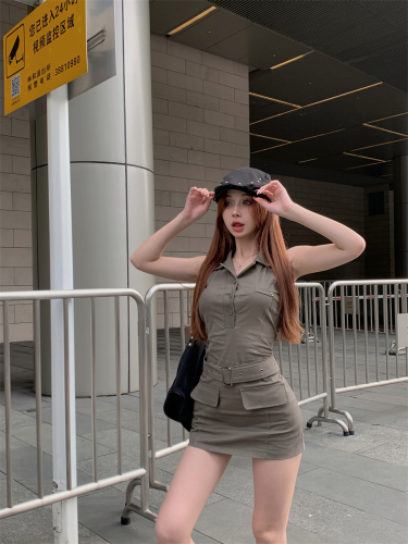 Real shot of hot girl workwear dress, American design, slim fit, waist-cinching short skirt, hip-covering skirt