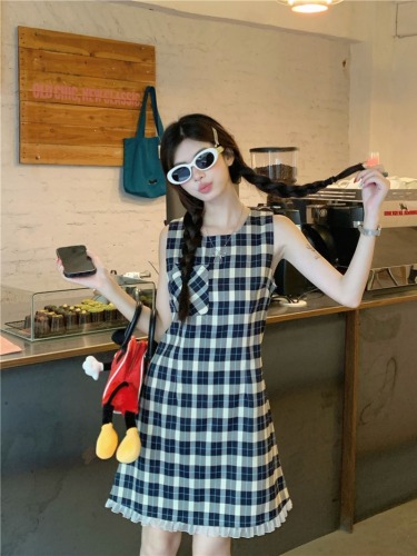 Actual shot of Zhao Lusi’s elegant and cute waist-cinching A-skirt sleeveless dress with the same plaid pattern and two colors