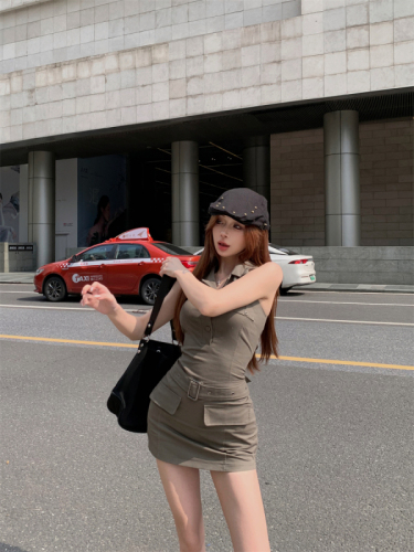 Real shot of hot girl workwear dress, American design, slim fit, waist-cinching short skirt, hip-covering skirt