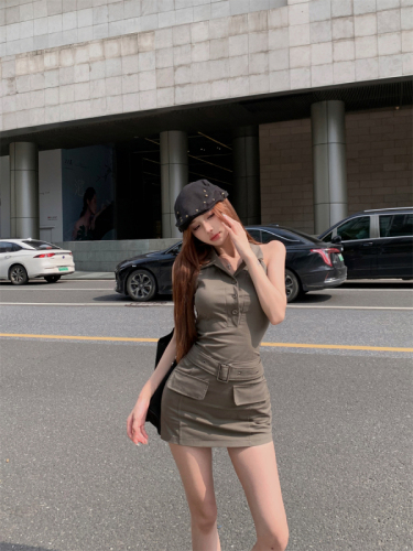 Real shot of hot girl workwear dress, American design, slim fit, waist-cinching short skirt, hip-covering skirt