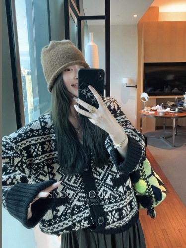 Qian Meixi's original B-defeat difficult-to-stitch big sweater, loose and thickened, lazy and casual black and white knitted jacket