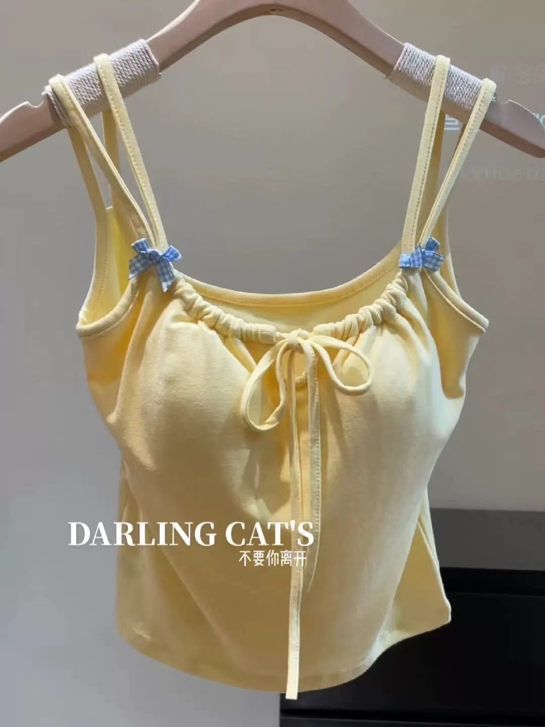 Not a real shot of a chick's cream-yellow lace-up bow vest worn outside to make her look slim and girly in sweet ballet style