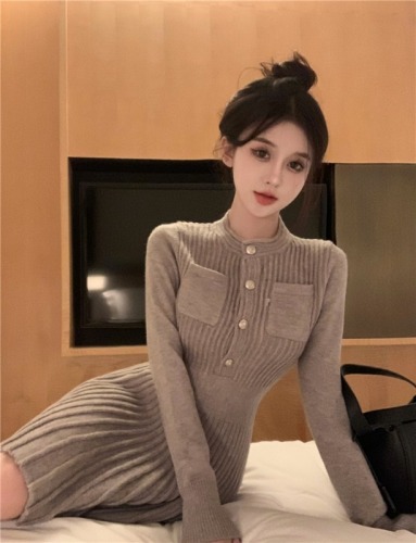 Hot girl's high-end sexy black slim-fitting long-sleeved inner bottoming knitted dress for women's spring pleated skirt for small people