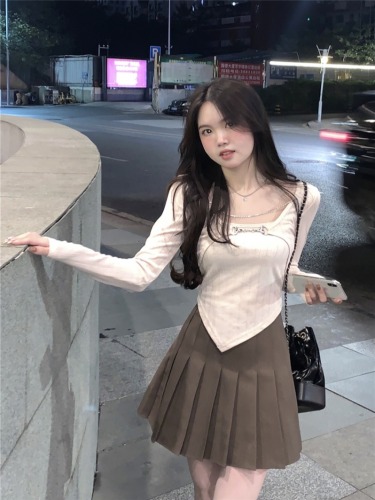 Early autumn pure desire French hottie irregular hem long-sleeved fake two-piece T-shirt top + pleated skirt suit