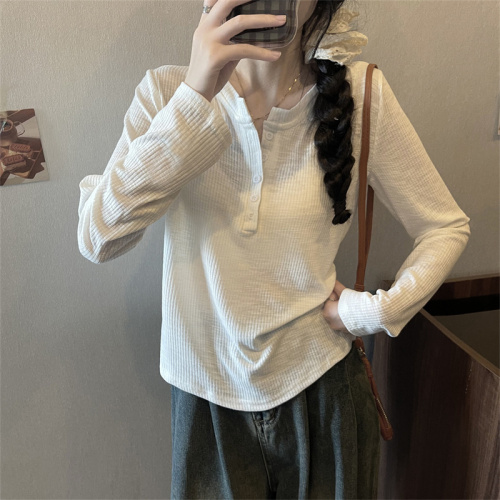 Real shot of white T-shirt for women in autumn, loose and versatile long-sleeved bottoming top