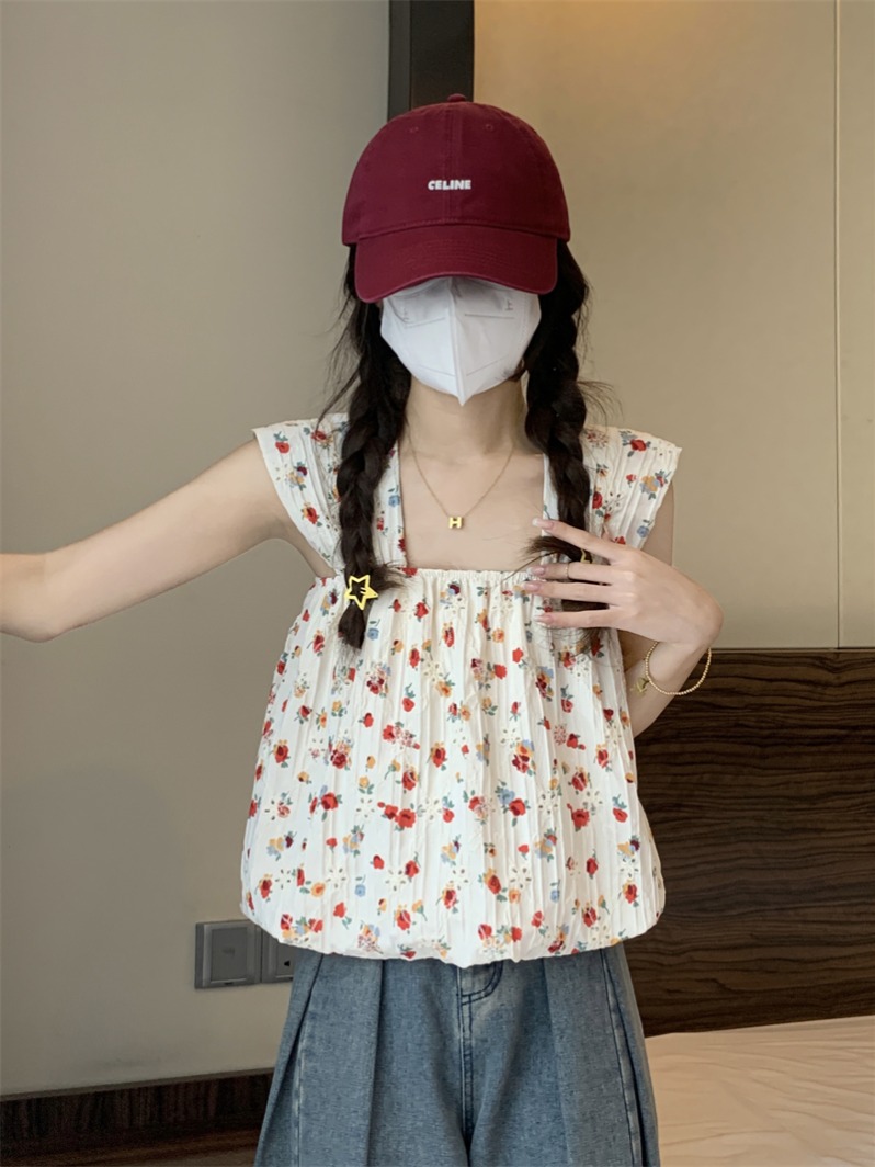 French fresh square collar embroidered floral vest for women in summer, sweet, short and chic baby doll top for age reduction.