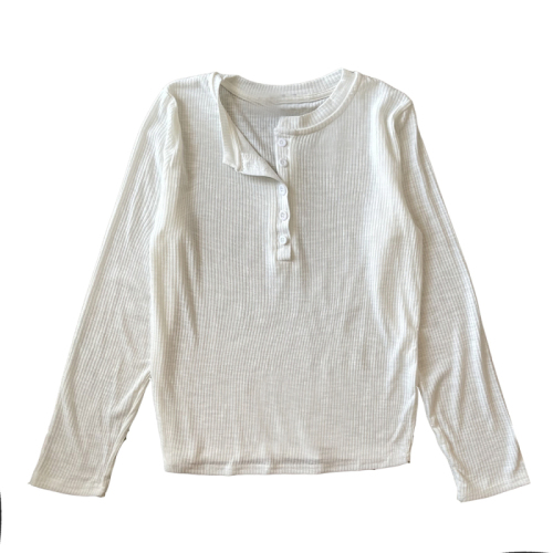 Real shot of white T-shirt for women in autumn, loose and versatile long-sleeved bottoming top