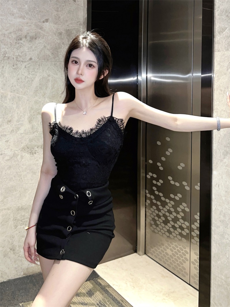 Real shot of external wear bra with one-piece suspender straps, lace shoulder straps, adjustable beauty straps and breast pads