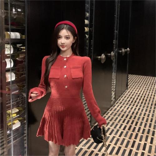 Hot girl's high-end sexy black slim-fitting long-sleeved inner bottoming knitted dress for women's spring pleated skirt for small people