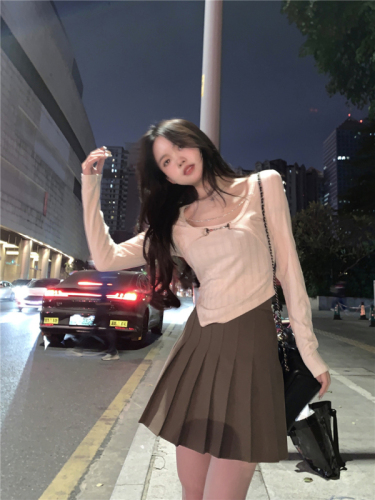 Early autumn pure desire French hottie irregular hem long-sleeved fake two-piece T-shirt top + pleated skirt suit