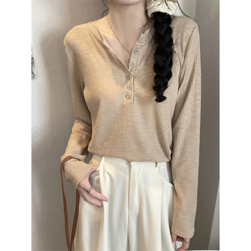 Real shot of white T-shirt for women in autumn, loose and versatile long-sleeved bottoming top