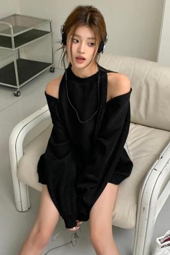 Actual shot of 2024 autumn new design off-the-shoulder sweatshirt for women, slim and sexy, lazy style black and gray top