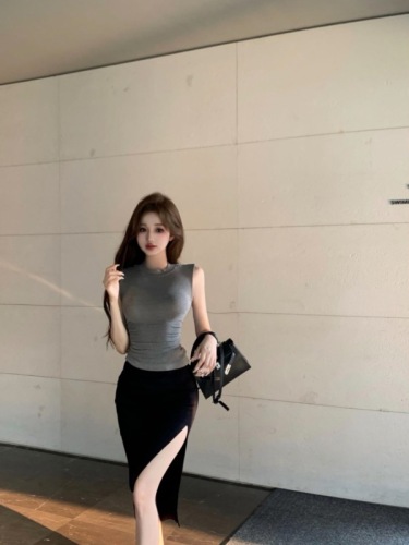 Real shot of Korean women's slim round neck sleeveless versatile casual vest slimming pleated skirt slim and sexy slit