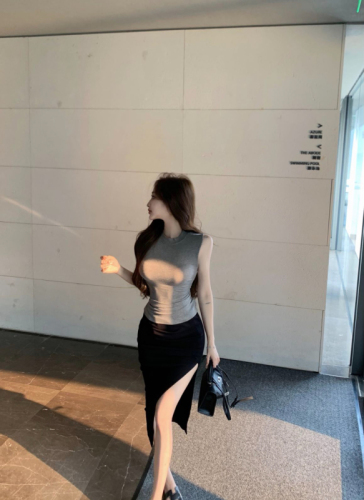 Real shot of Korean women's slim round neck sleeveless versatile casual vest slimming pleated skirt slim and sexy slit