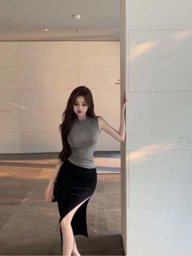 Real shot of Korean women's slim round neck sleeveless versatile casual vest slimming pleated skirt slim and sexy slit