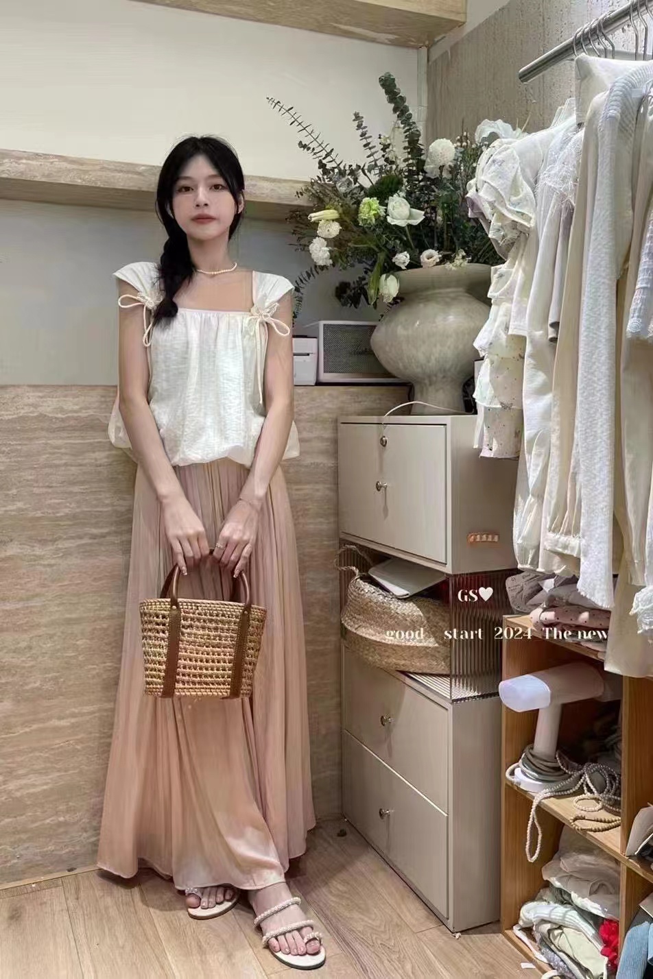 The blogger wears a girly style, solid color, simple summer vest, slimming, popular off-shoulder top, fashionable, casual and western style