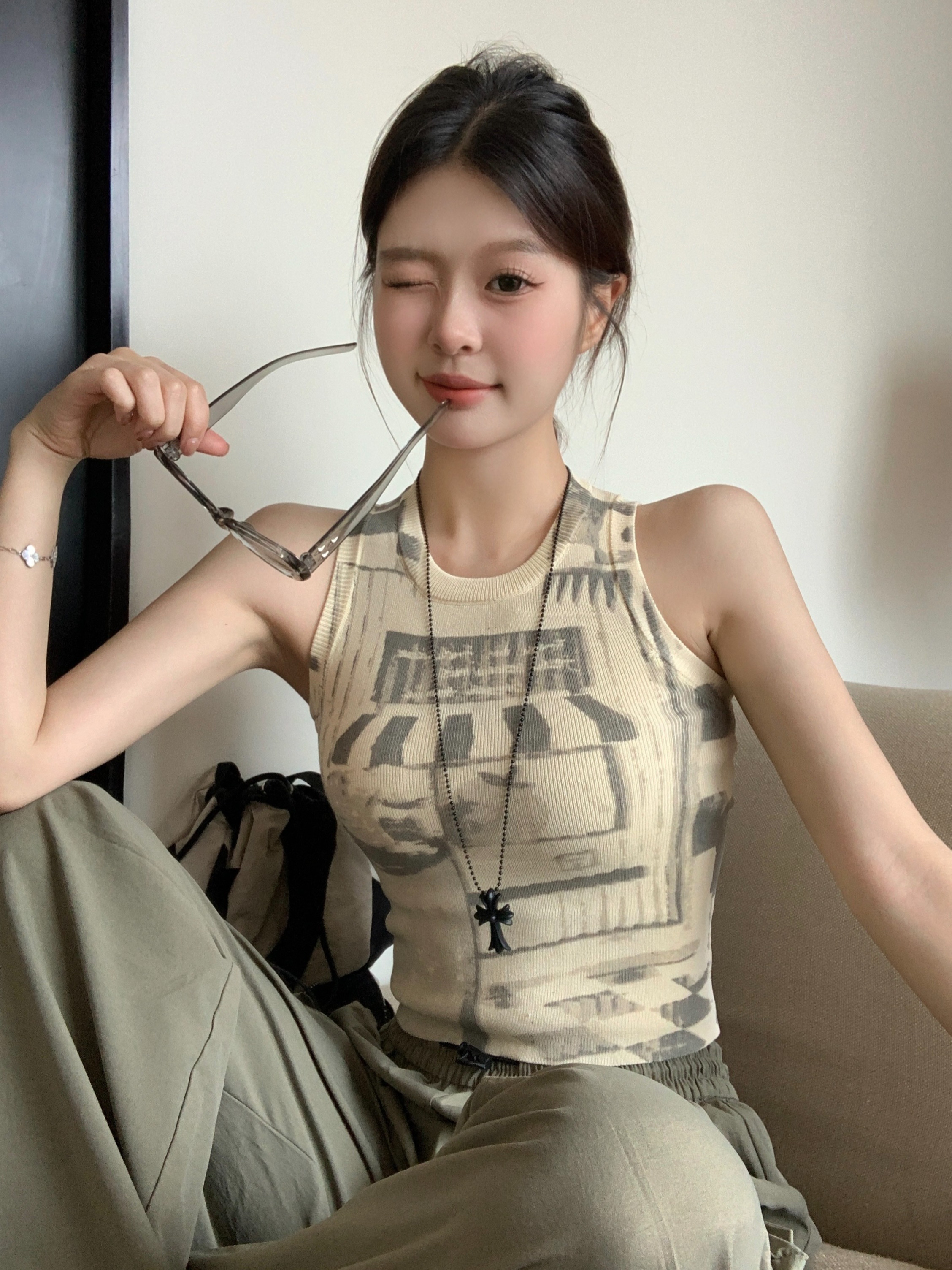 Real shot of American retro slim-fitting short vest top for women
